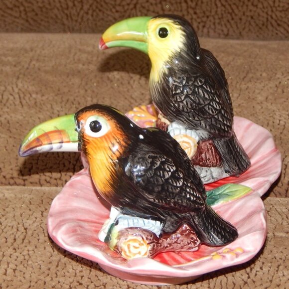 Corner Ruby Tropical Collection Birds Salt Pepper Shakers Tray Set Ceramic NEW - Picture 4 of 9